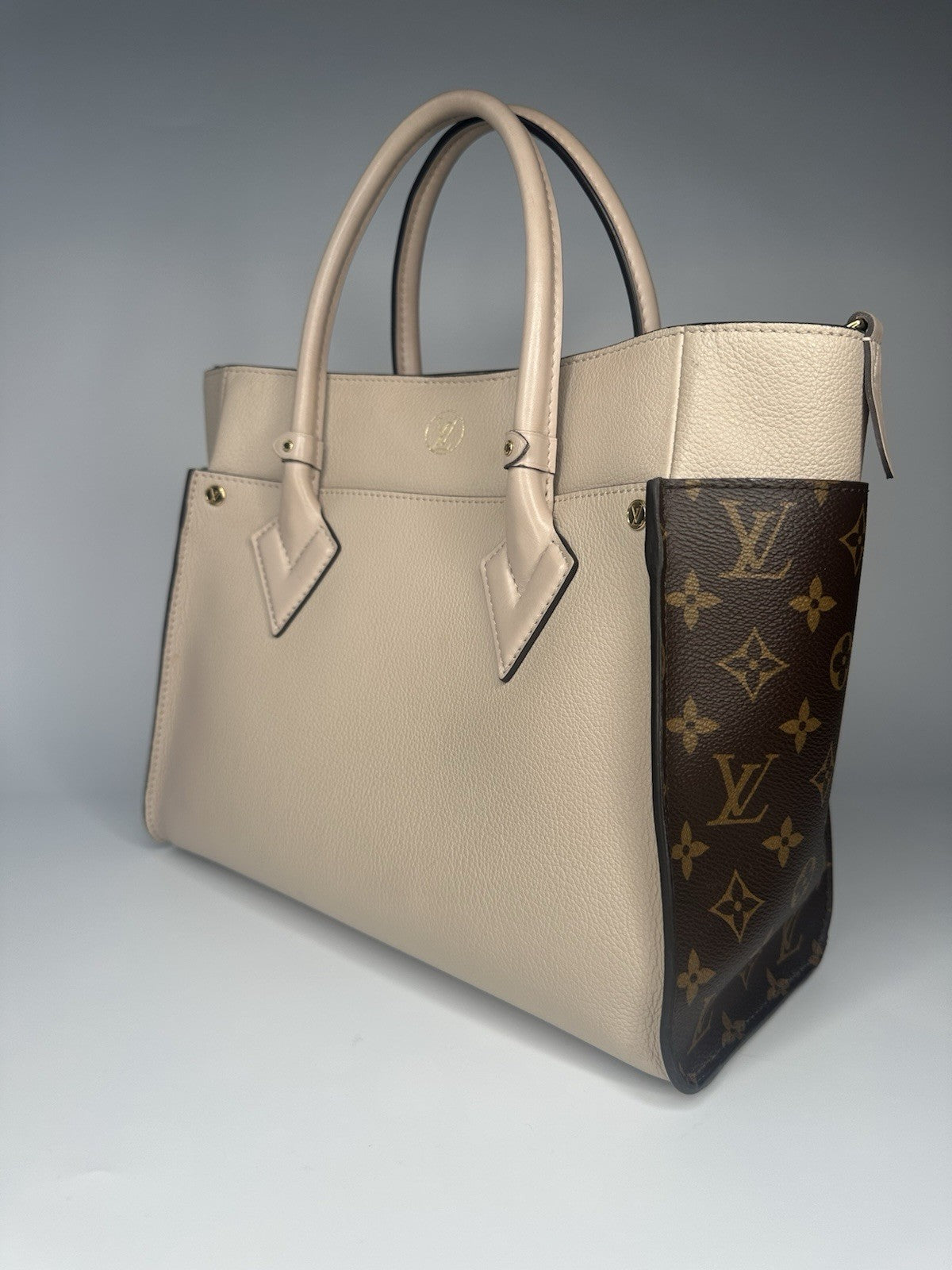 Louis Vuitton On My Side MM Greige MNG Vachetta Leather & Canvas 2025 M58485