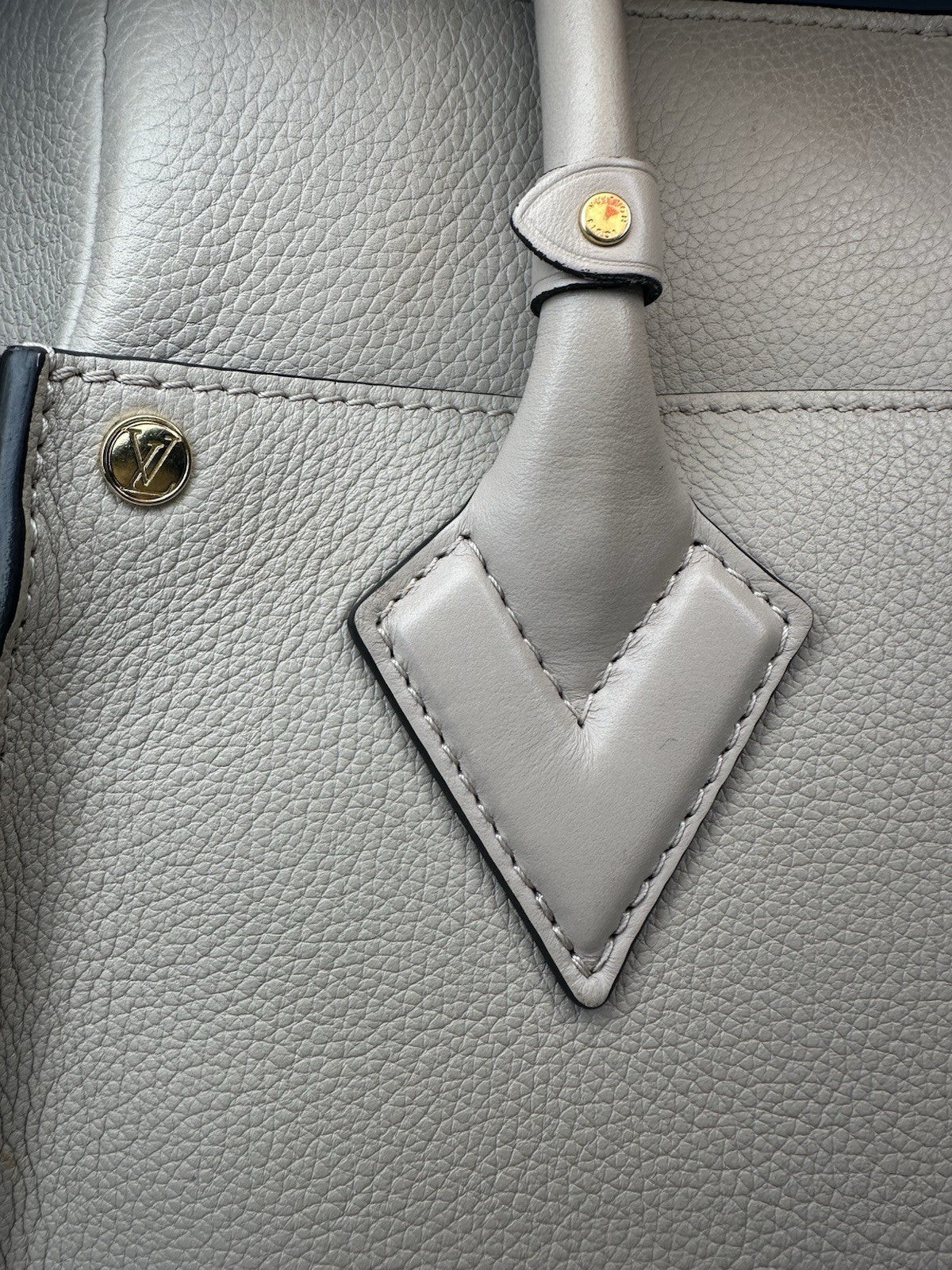 Louis Vuitton On My Side MM Greige MNG Vachetta Leather & Canvas 2025 M58485