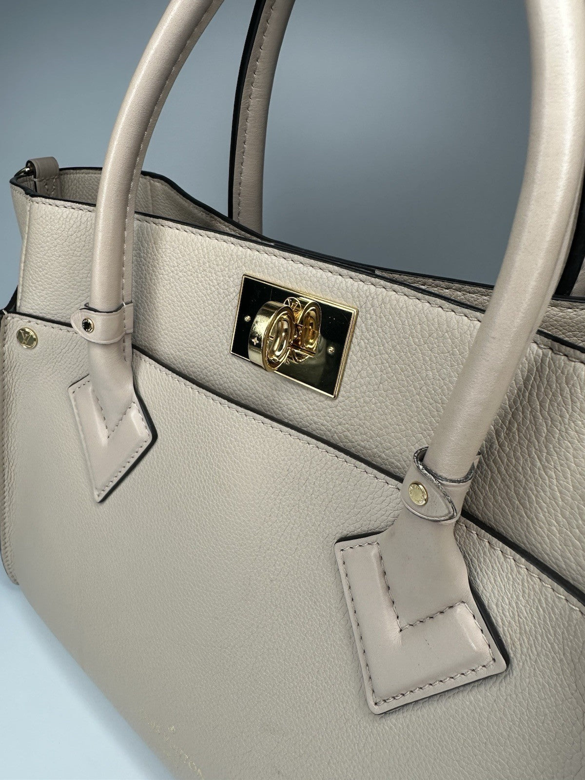 Louis Vuitton On My Side MM Greige MNG Vachetta Leather & Canvas 2025 M58485