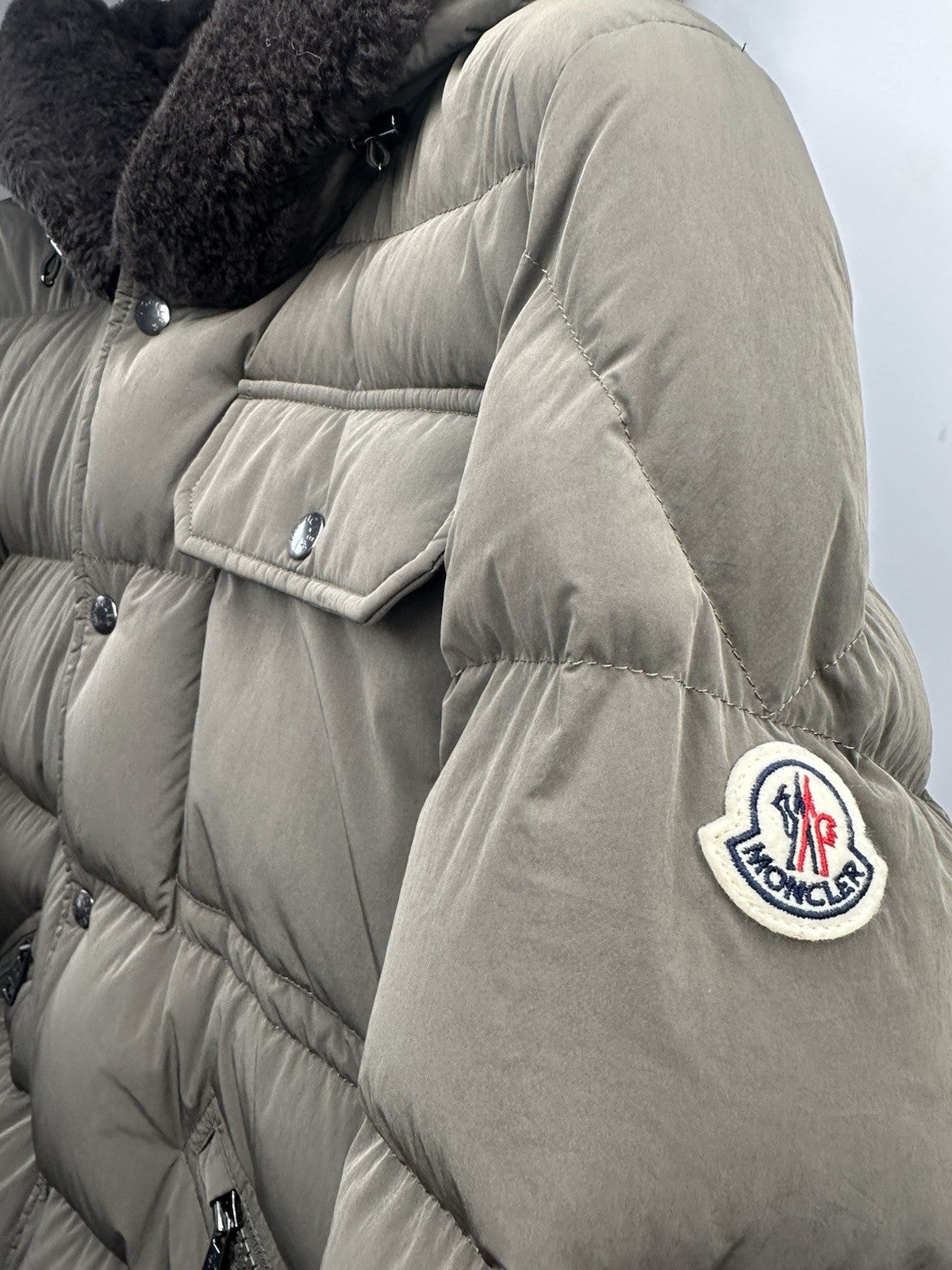 Moncler Marcelettes Hooded Teddy-Trimmed Short Down Jacket Size 3 (Large) Khaki