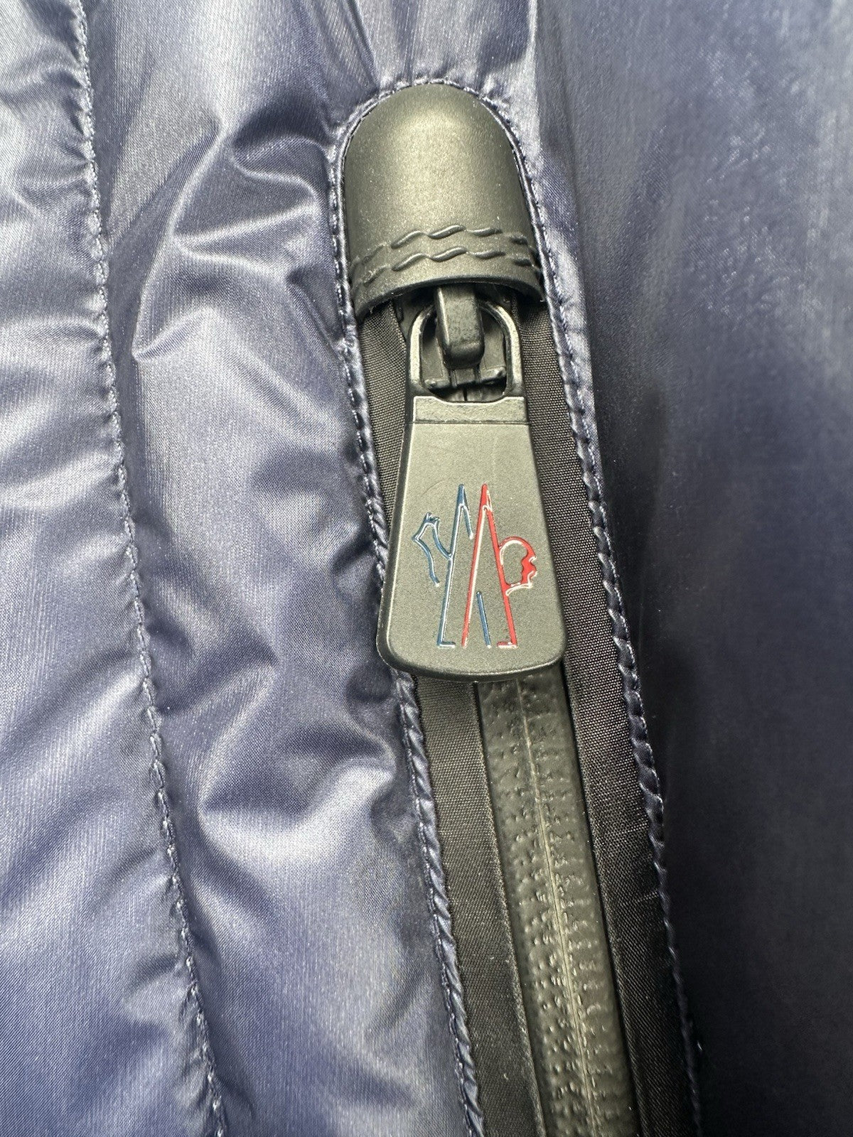 Moncler Grenoble Canmore Dark Navy Blue Jacket Size 4 (X Large) fits a large