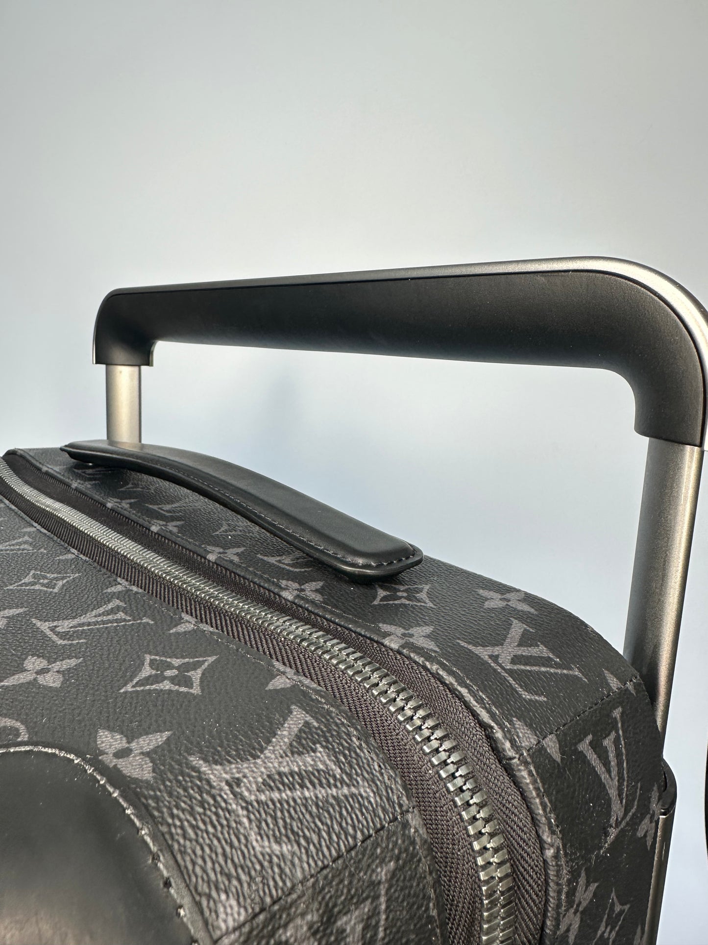 Louis Vuitton Horizon 55 Monogram Eclipse Suitcase Hand Luggage Carry-On Travel